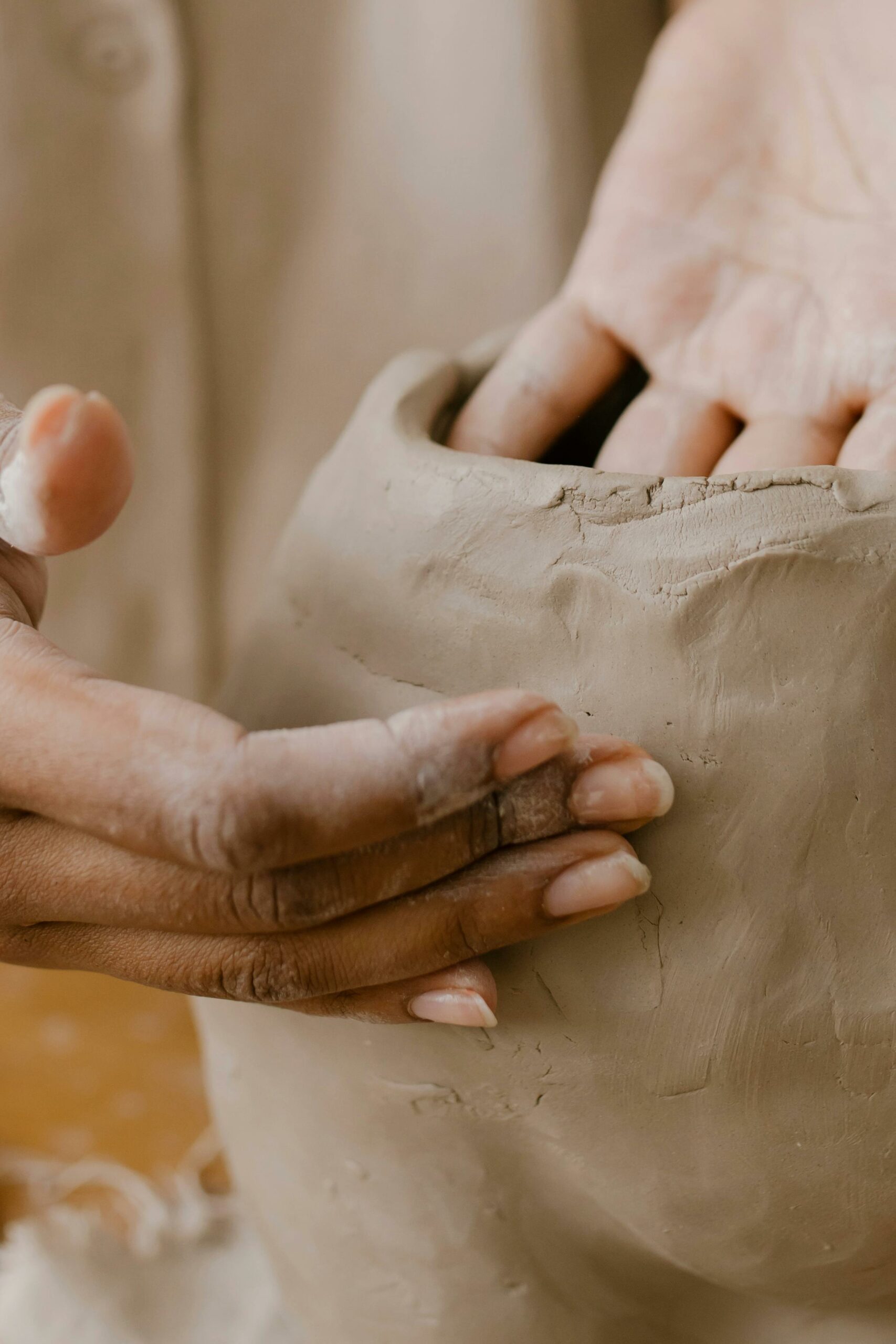 atelier de poterie : colombin pour créer un mug