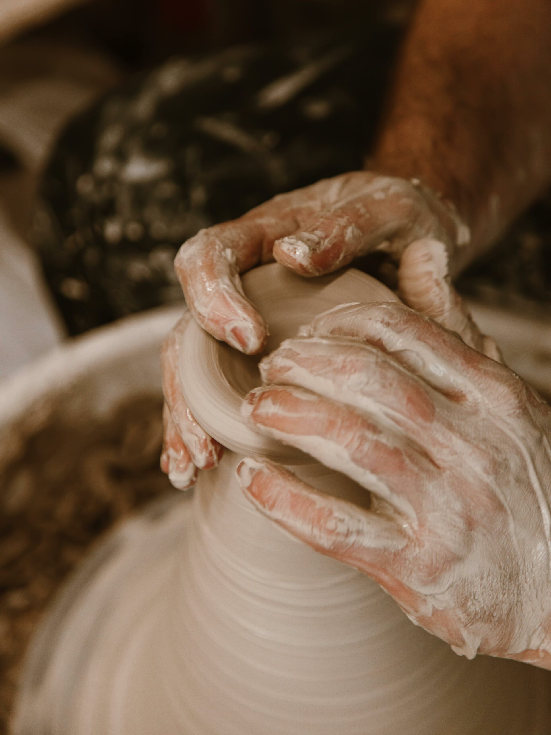 atelier de poterie : tournage d'assiette